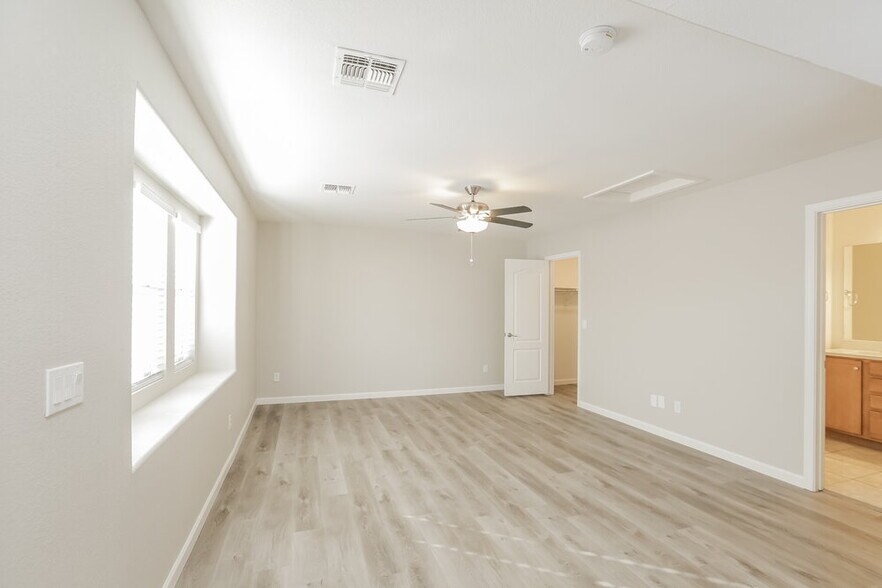 Building Photo - 706 N 112th Dr
