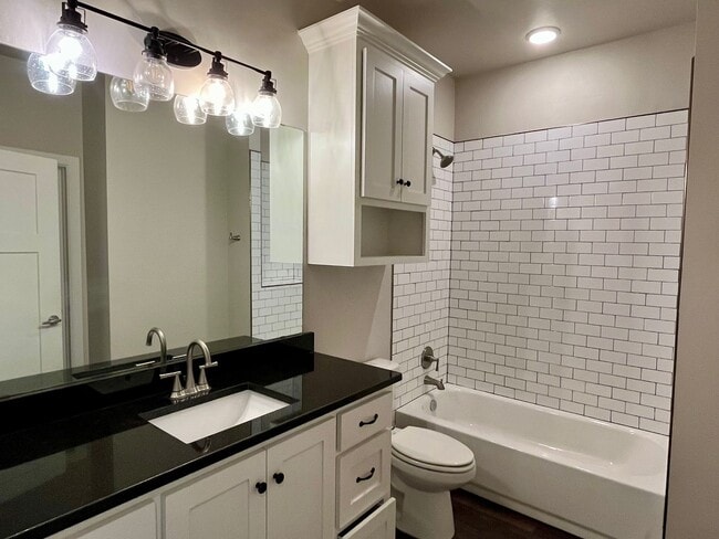 Building Photo - Large 3 Bed, 2 Bath in Beautifully Well-Ma...