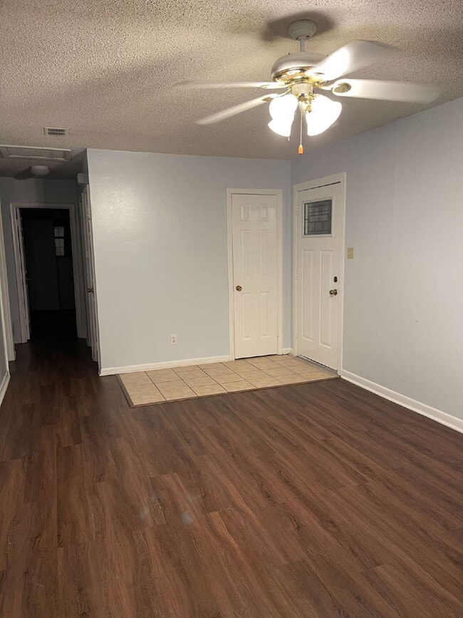Building Photo - "MOVE IN SPECIAL $575 DEPOSIT AND HALF OFF FIRST MONTHS RENT! Cozy Living Awaits at 3012 Meador!"