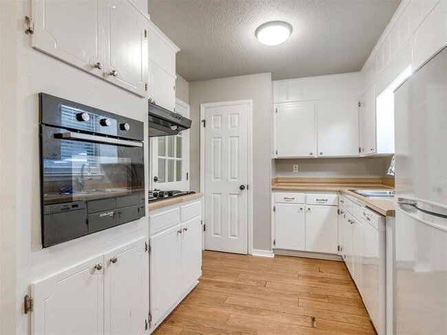Building Photo - 1617 Avondale Dr