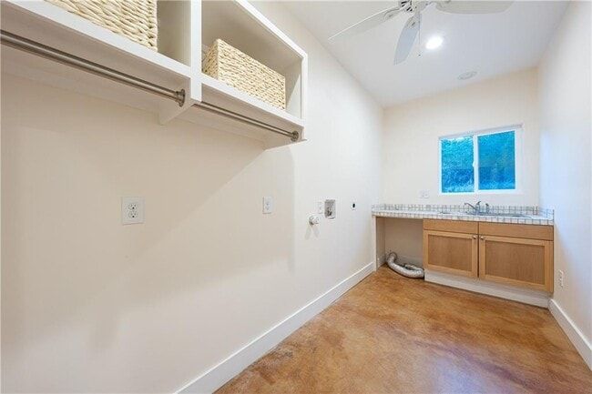 Building Photo - 3210 R O Dr
