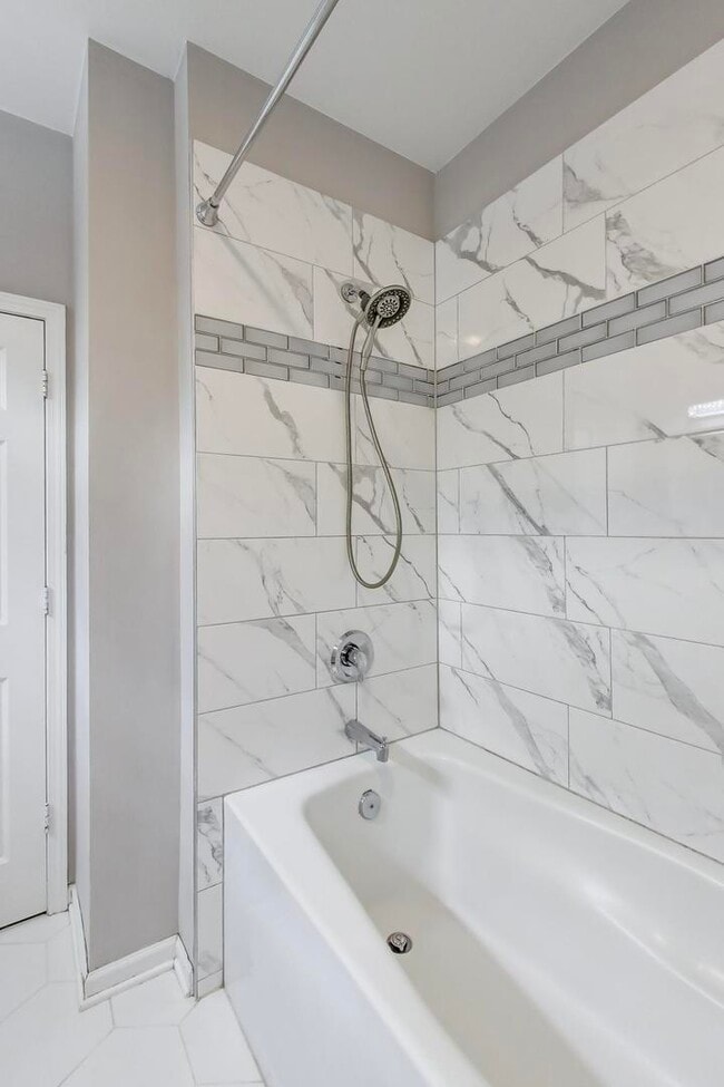 Building Photo - 3238 N Kilbourn Ave