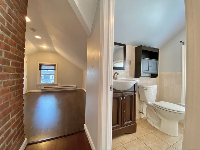 Building Photo - 446 Huntington Rd