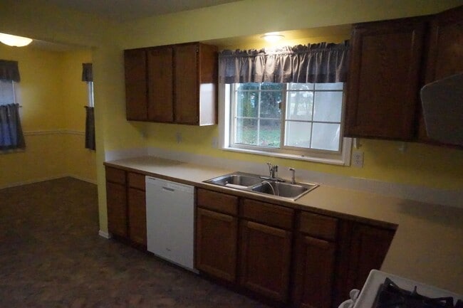 Building Photo - Large lot with room for a garden