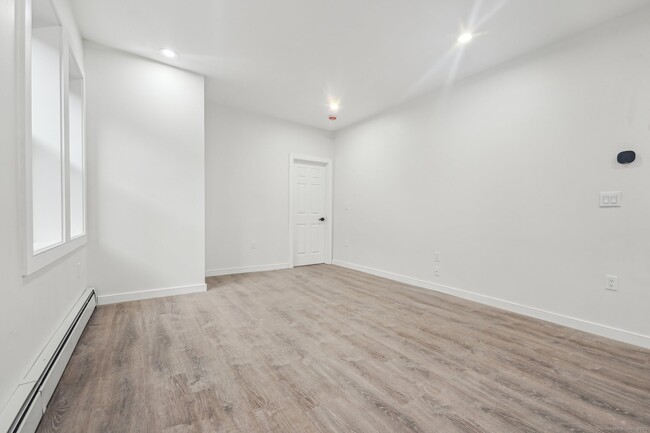 Building Photo - 208 Magnolia St