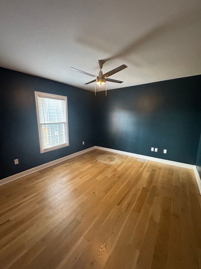 Building Photo - 3 bed, 2.5 bath home with spacious layout and oversized den/bonus room. Features include a fully ...