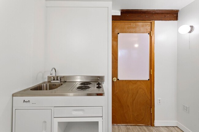 Building Photo - Large Studio apt close in SW! Pets OK!