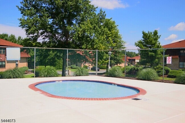 Building Photo - 1404 Normandy Ct