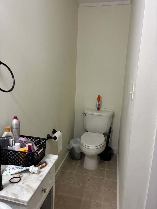 Building Photo - 3 Bedroom home near downtown and campus.