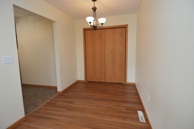 Building Photo - 2 Bed + Den, 2.5 Bathroom Townhouse for Rent