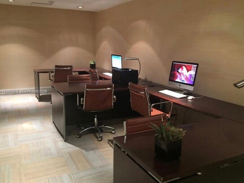 Building Photo - 950 Brickell Bay Dr