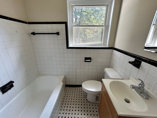 Building Photo - 1815 Powell Rd