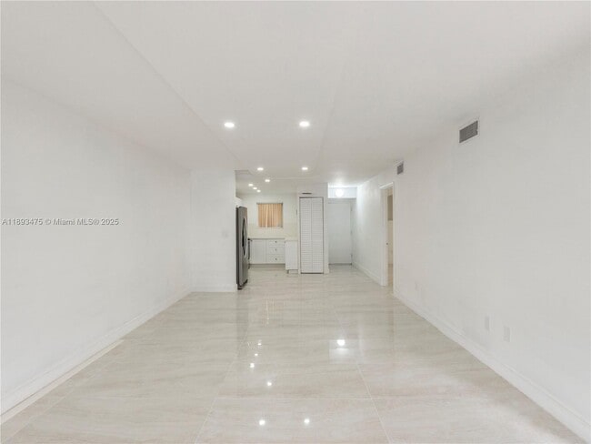 Building Photo - 3195 Foxcroft Rd