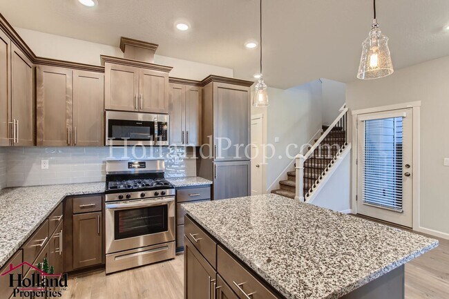Building Photo - Gorgeous 4 Beds 2.5 Baths Single Family in...