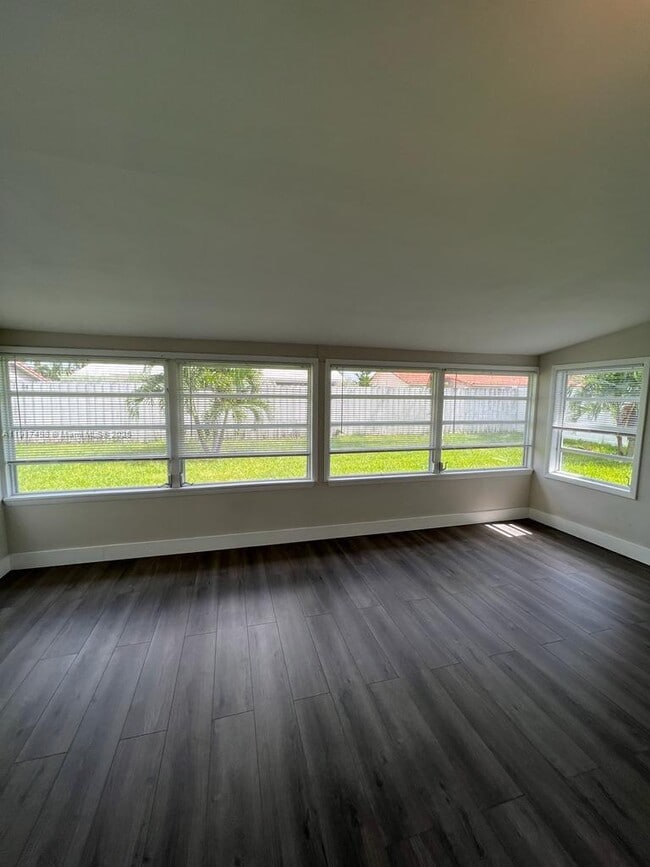 Building Photo - 1931 NE 55th Ct