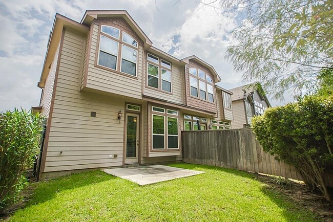 Building Photo - 103 Aventura Pl
