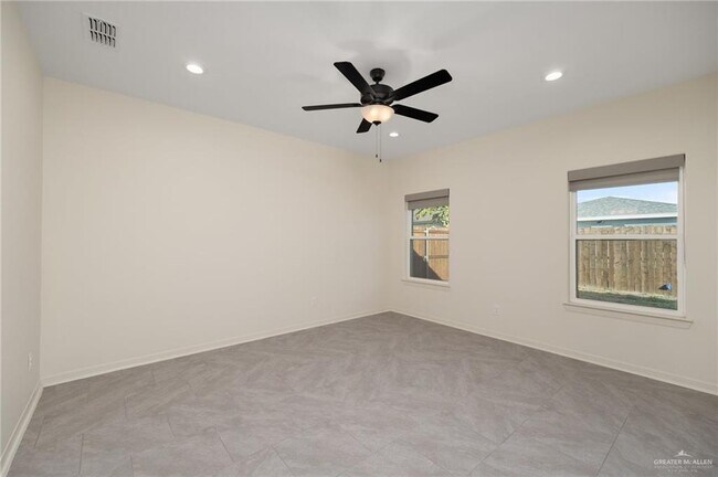 Building Photo - 11 N Plumbago Ave
