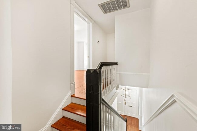 Building Photo - 509 Duke St