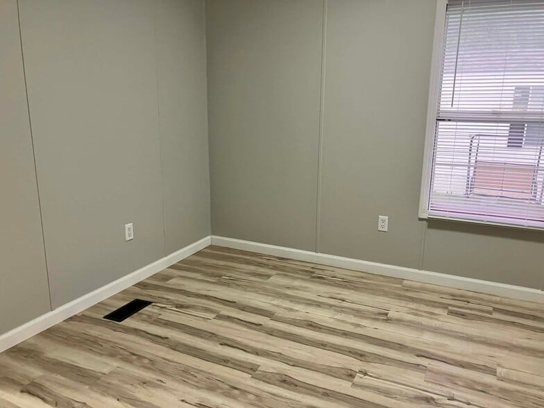Building Photo - 79 Deerwood Park