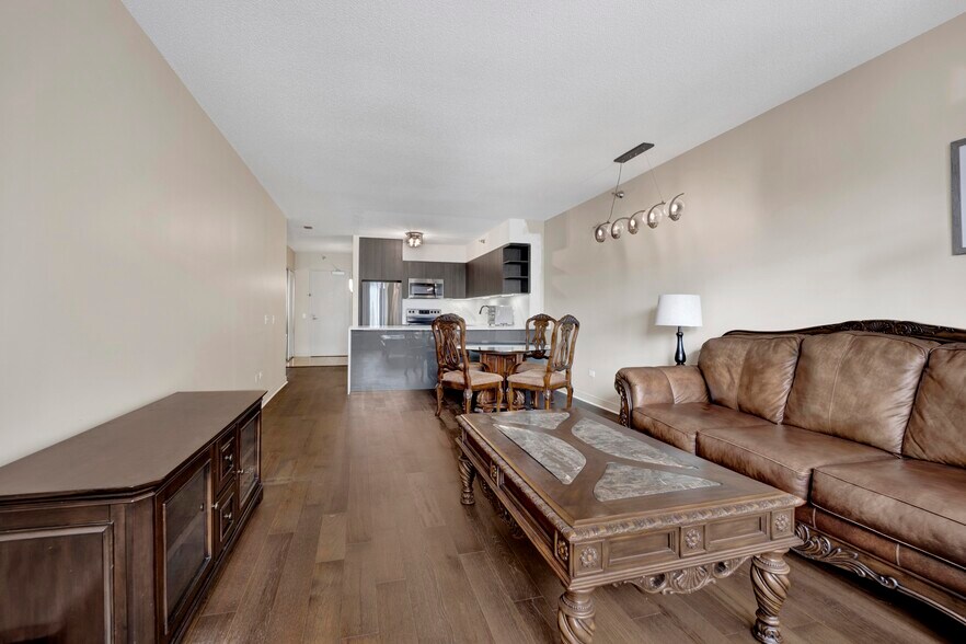 Building Photo - 512 N McClurg Ct