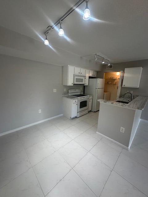 Building Photo - 141 SW Palm Dr