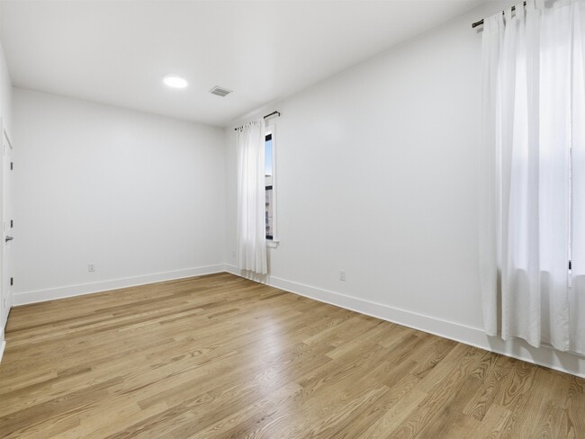 Building Photo - 32 Charles St