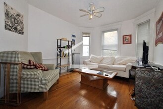 Building Photo - Sunny, Spacious and Affordable!   Apartment in Convenient Location, Hardwood Floors, Cat Friendly