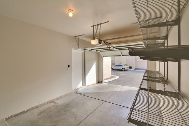 Building Photo - Upgraded Northwest 1 Bedroom Condo with At...