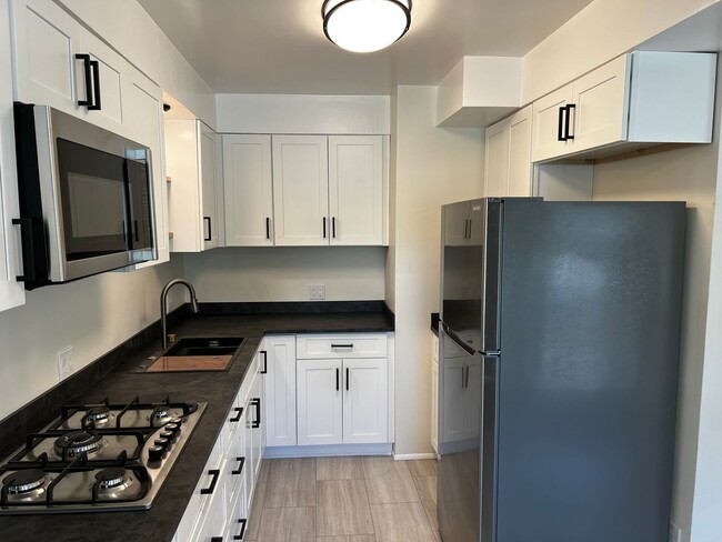 Building Photo - 1 Bedroom 1 Bath Completely Remodeled Apar...