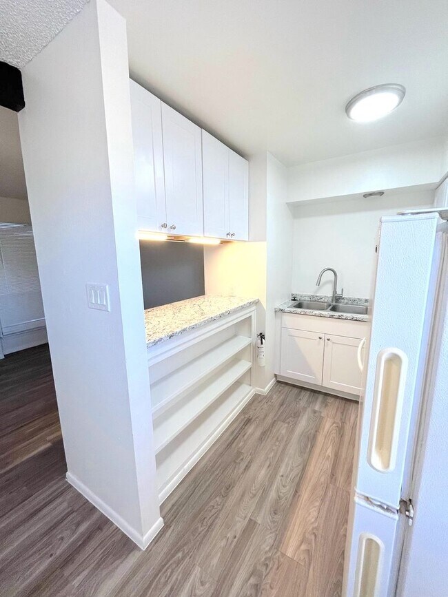 Building Photo - One Bedroom Unit with On site Laundry!