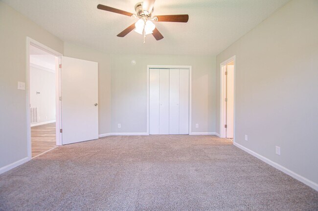 Building Photo - Updated Three Bedroom!