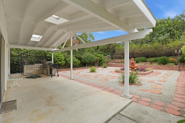 Building Photo - 577 Houston Dr