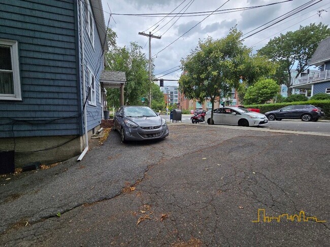 Building Photo - Large Duplex - Off-Street Parking - Centra...