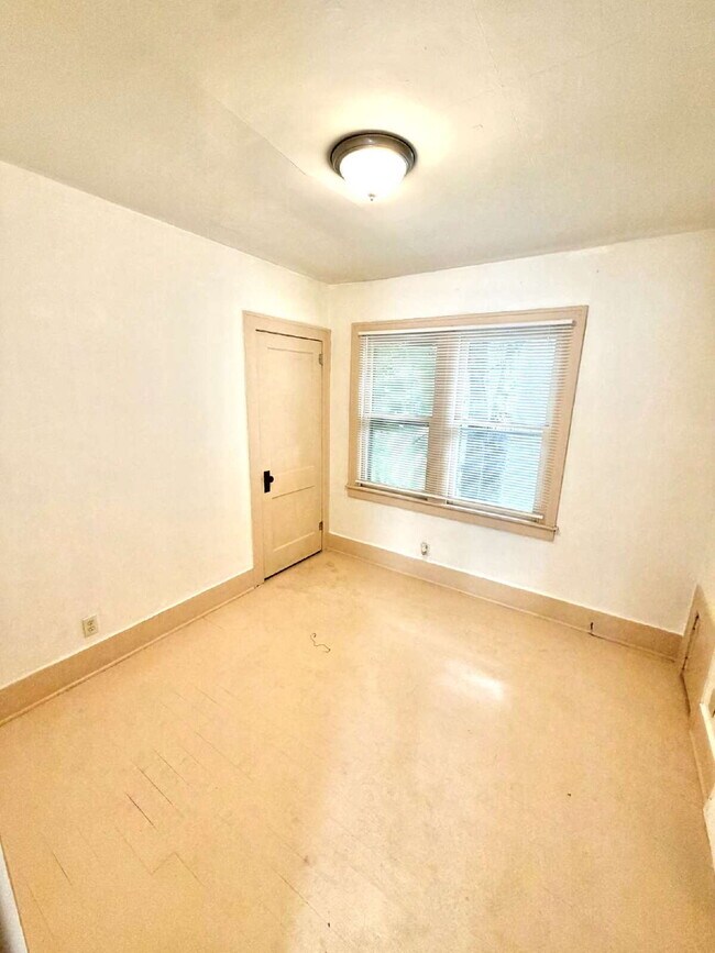 Building Photo - 2554 Swayze St