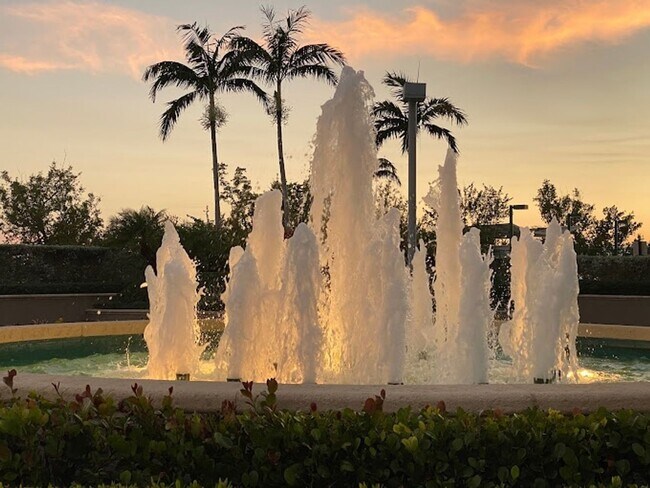 Building Photo - 2  Bedroom 2 baths Unfurnished Luxury Condo in Sunrise, Florida - Great Rental Price!