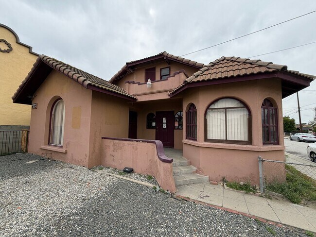 Building Photo - 3BEDROOM 1 BATHROOM COMMERCIAL PROPERTY