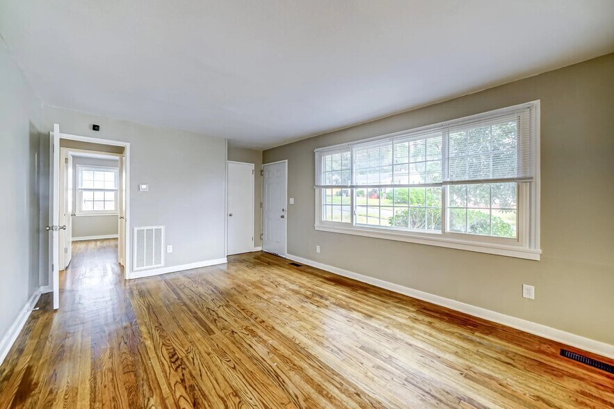 Building Photo - 661 Lorraine Dr