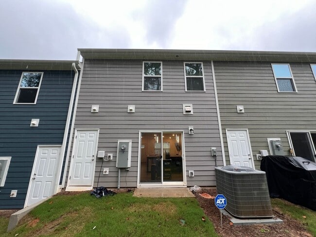 Building Photo - Luxurious, Newly Built 3BD, 2.5BA Raleigh ...