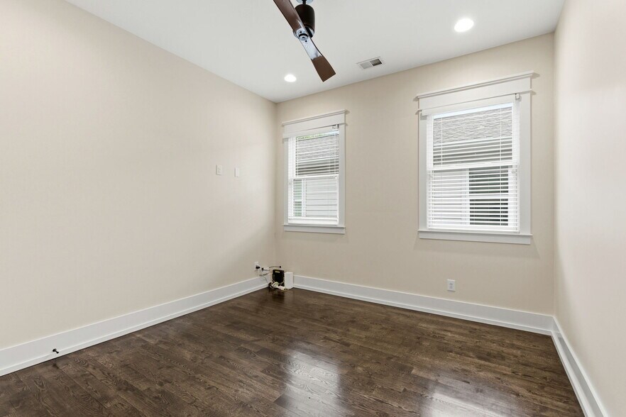 Building Photo - 1708B 15th Ave S