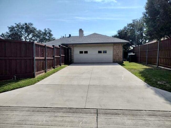 Building Photo - 1707 Mayflower Dr