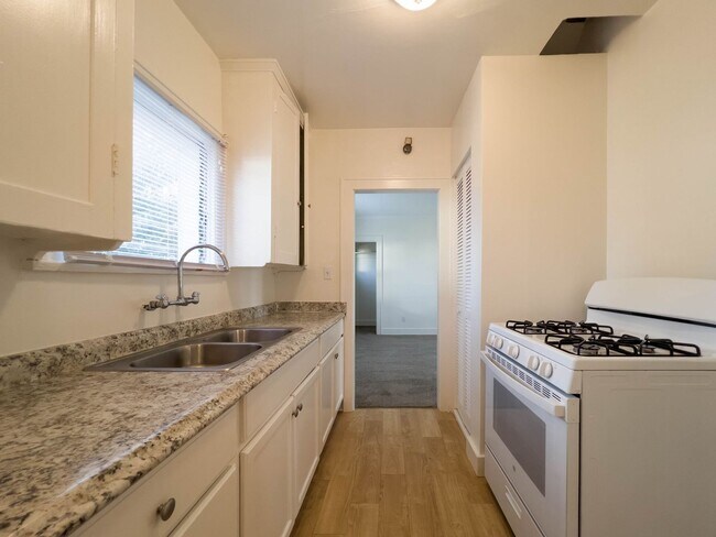 Building Photo - Charming 2nd-Floor 1BR in Alhambra | New Carpet, Granite Counters & Free Laundry!