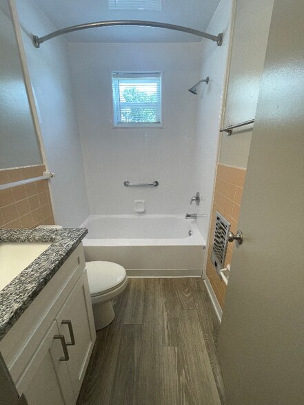 Building Photo - 1106 W 7th St