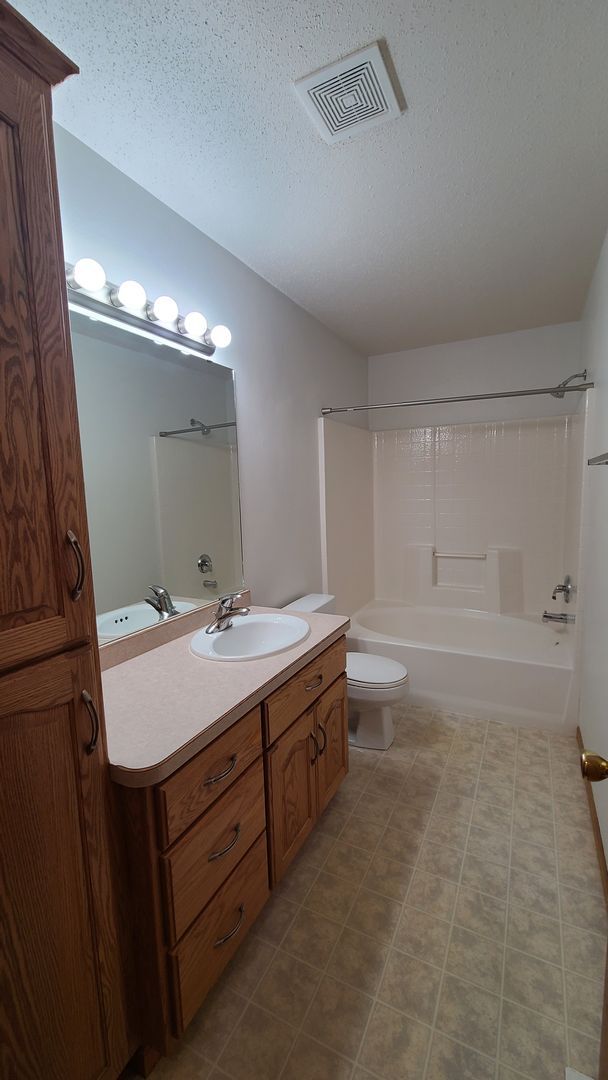 Building Photo - 5 Bedroom, 3 Bath - Triple Garage - Fenced yard Home