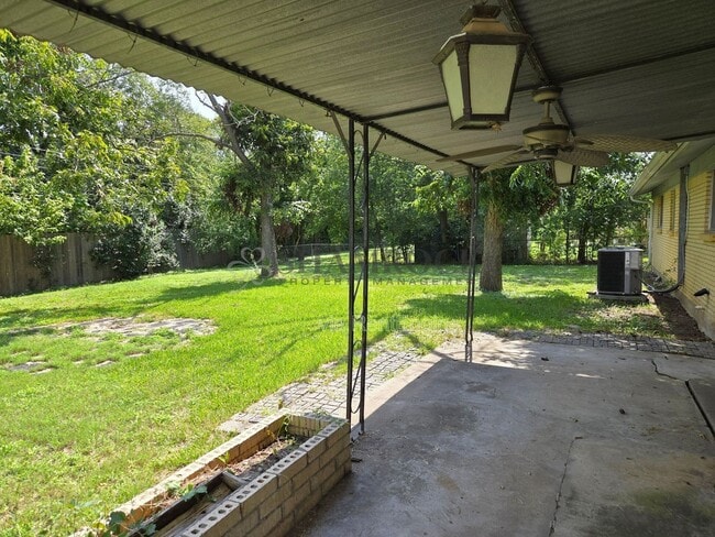 Building Photo - 1105 Willard