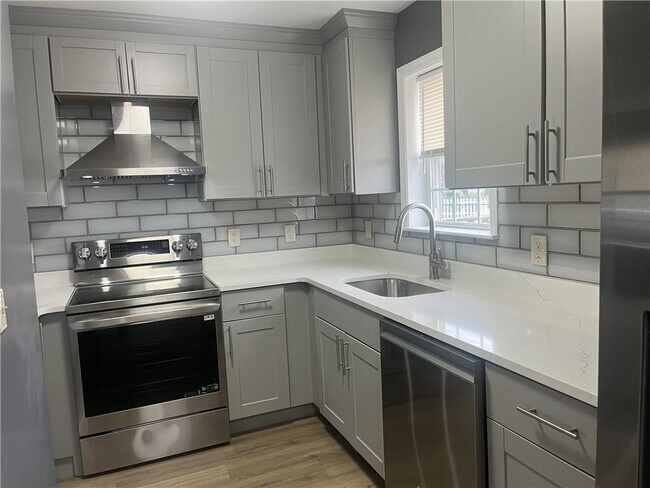 Building Photo - 11 Newcomb St