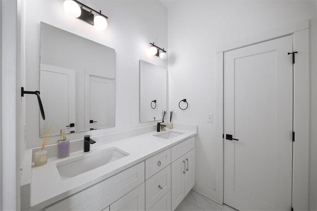 Building Photo - 1846 Rogers Ave SW