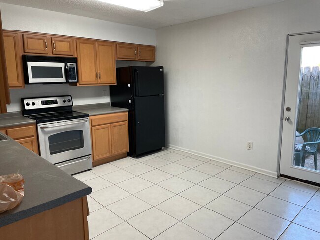 Building Photo - 1635 Newport Pl