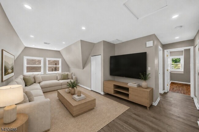 Building Photo - 467 Summer Ave