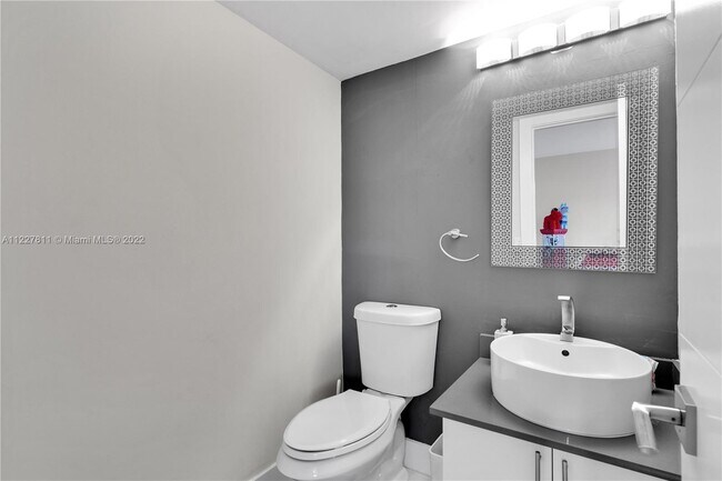 Building Photo - 9179 Fontainebleau Blvd