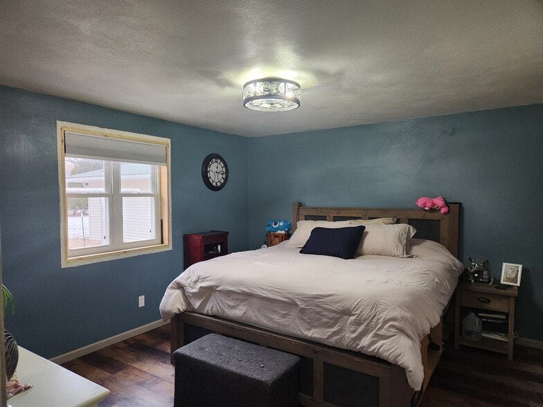 Primary bedroom - 921 S Walden Ave